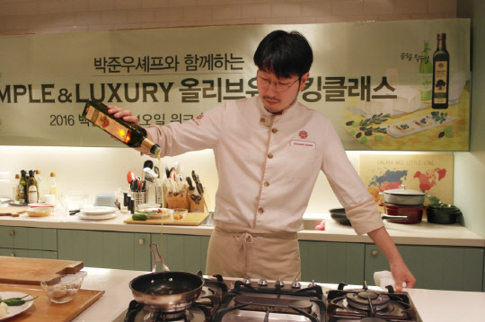 CJ제일제당은 지난 10일 서울 쌍림동 CJ제일제당센터 내 백설요리원에서 '박준우 셰프와 함께하는 심플 앤 럭셔리 올리브유 쿠킹클래스'를 진행했다. 박 셰프가 '백설 안달루시아산 올리브유'를 직접 뿌리며 스페인 요리를 선보이고 있다. <CJ제일제당 제공>